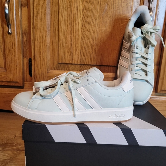 Adidas Womens Size 8 Grand Court 2.0 Mint Green & White Sneakers Shoes JH8679 - Picture 2 of 9